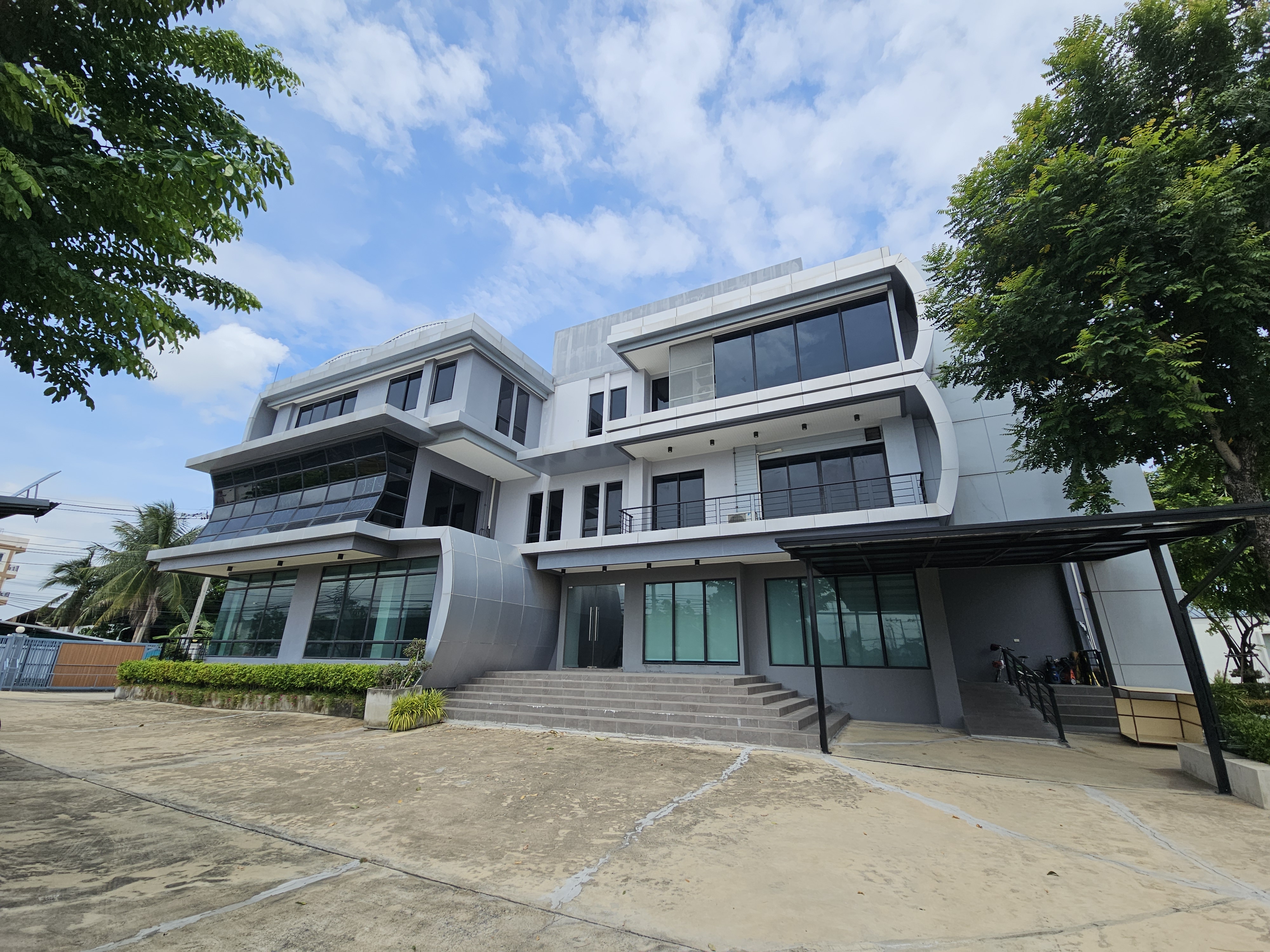 ให้เช่า! สำนักงาน 3 ชั้น + หอพักพนักงาน พุทธมณฑลสาย 1 (เนื้อที่ 2 ไร่)